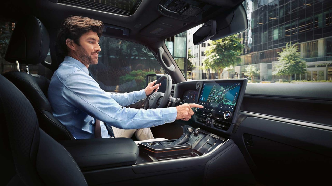 კაცი Lexus GX-ის საჭესთან