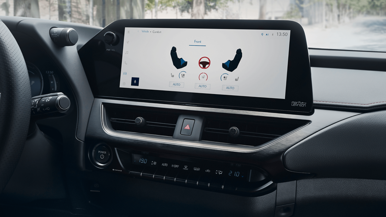  Temperature settings displayed on the Lexus UX multimedia screen