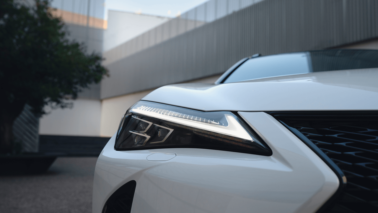 Lexus ES 300h's drivers cockpit 