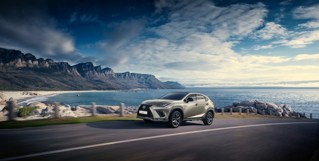 Lexus NX ოკეანის და მთების ფონზე
