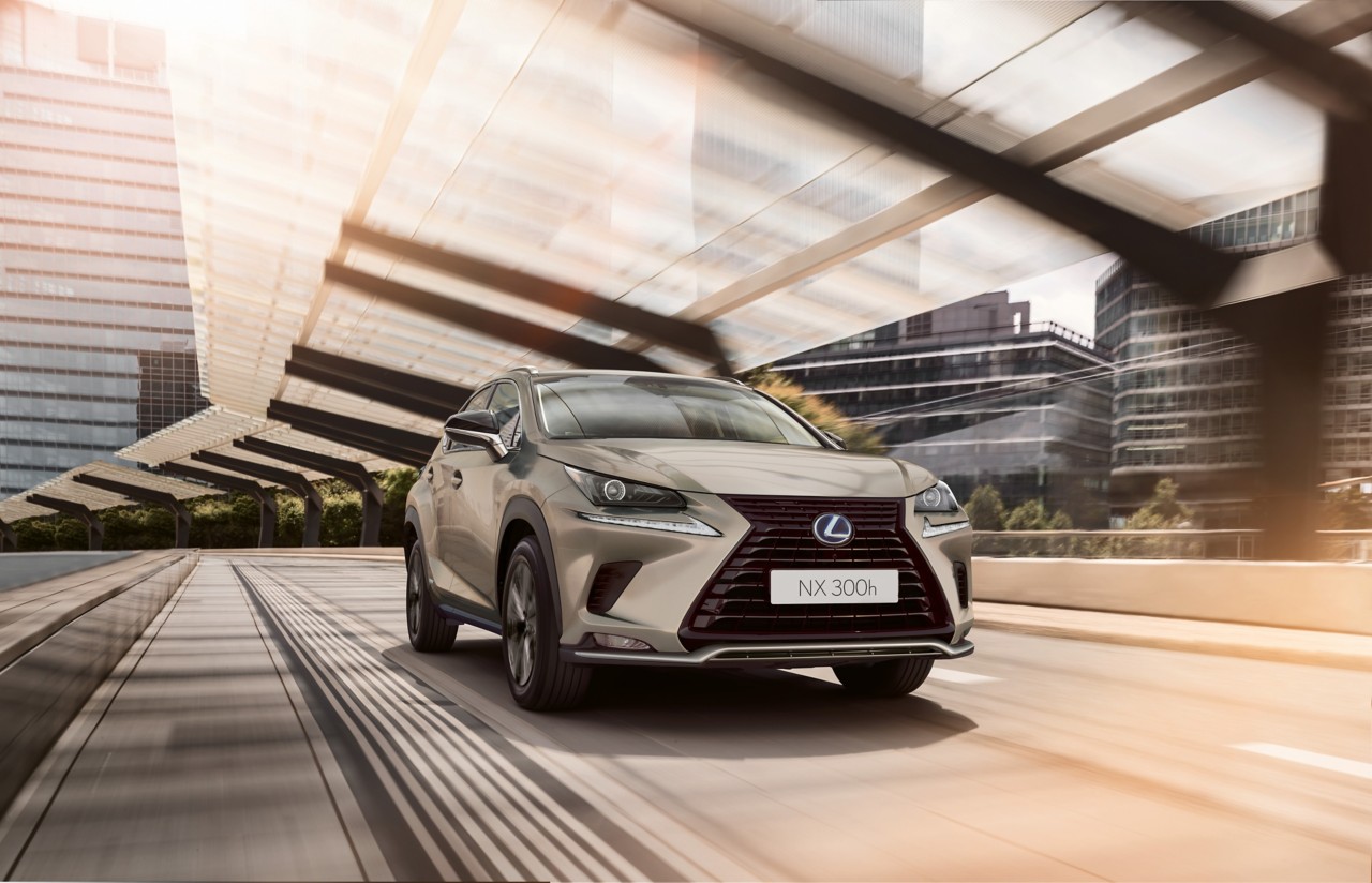 Lexus NX 300h მოძრაობაში