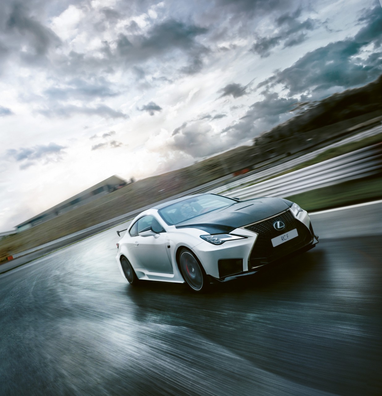 სპორტული მოდელი Lexus RC F