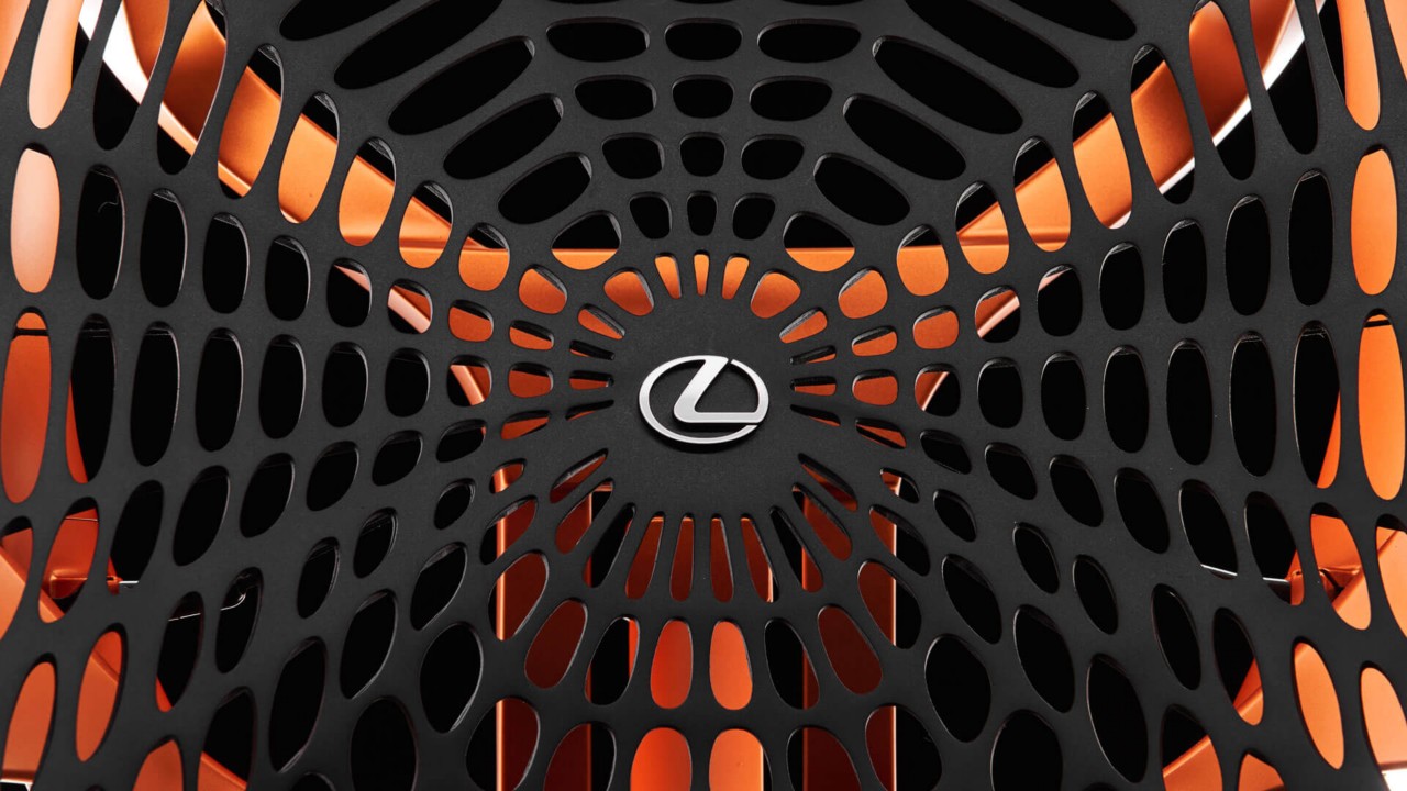 Lexus-ის ლოგო საზურგეზე