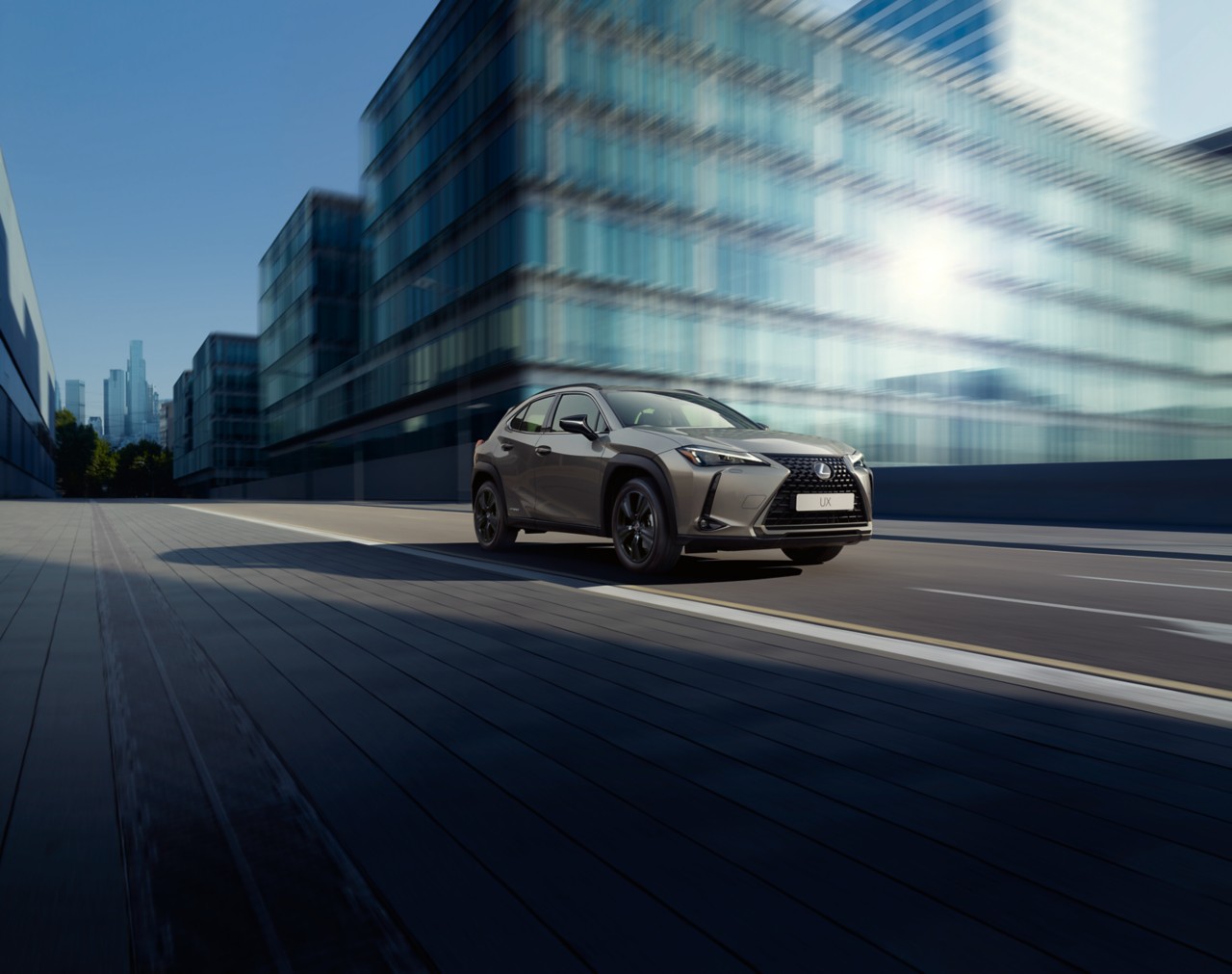 Lexus UX მოძრაობაში