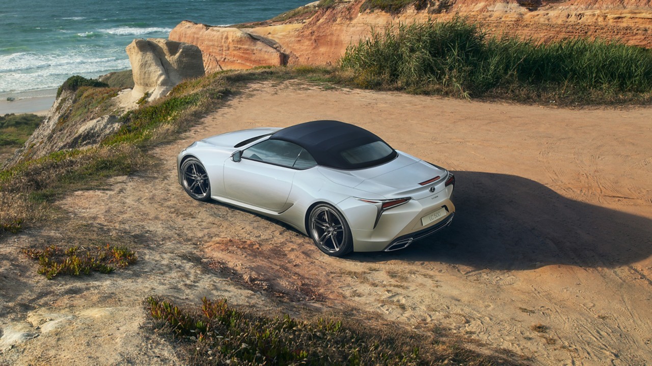 Lexus LC კაბრიოლეტი სანაპიროზე